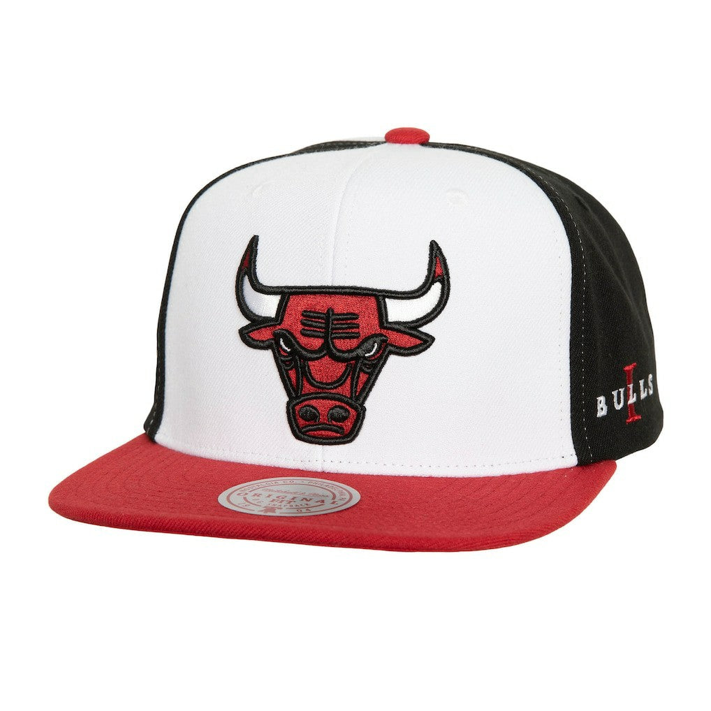 Chicago Bulls Core Snapback Hat - White/Red | Mitchell & Ness on sale