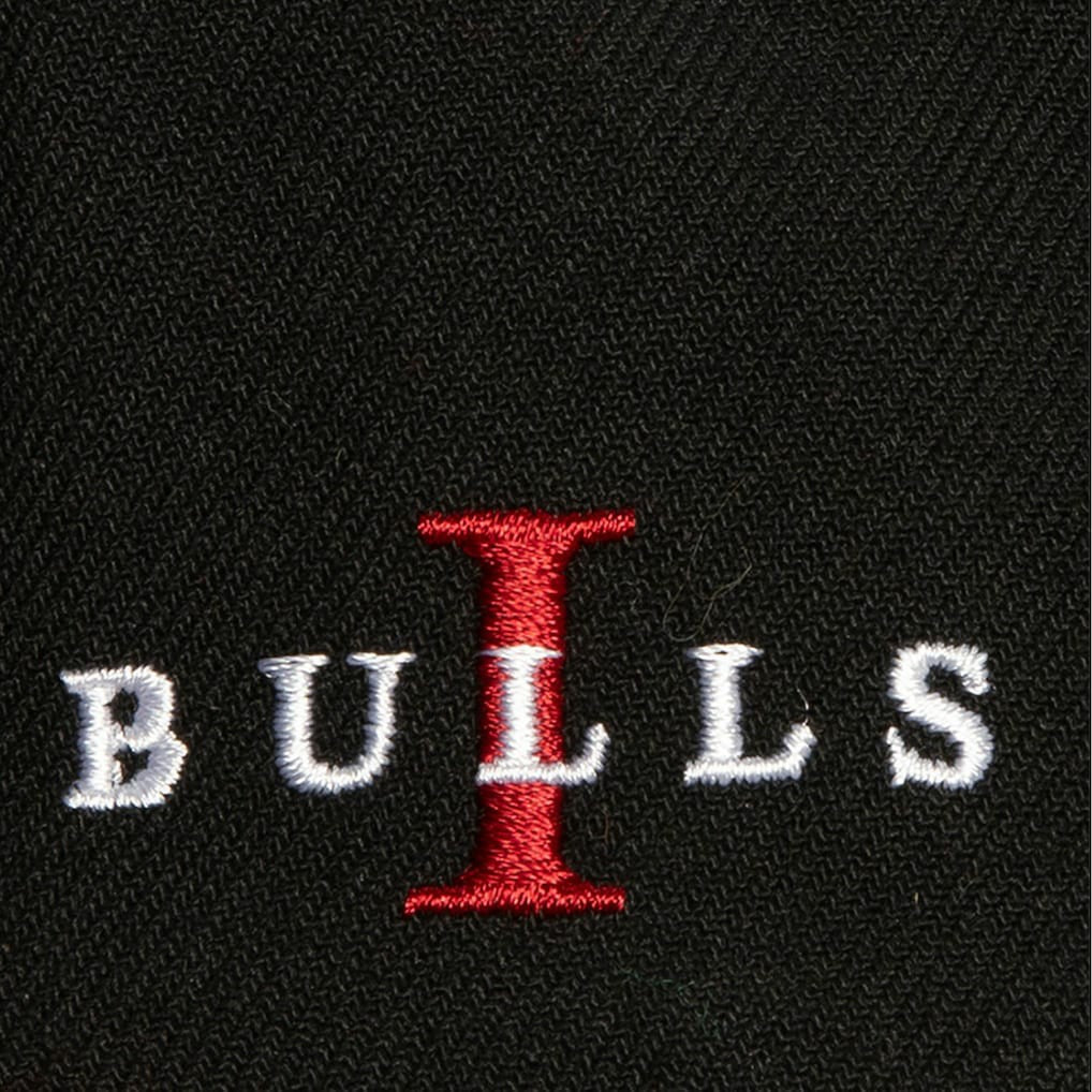 Chicago Bulls Core Snapback Hat - White/Red | Mitchell & Ness on sale